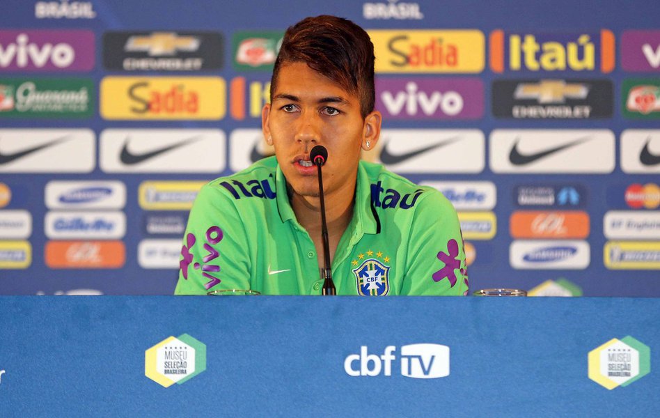 23/06/2015 - Santiago - Chile - Entrevista coletiva com o jogador da Seleção Brasileira de Futebol, Roberto Firmino. Foto: Rafael Ribeiro / CBF (Foto: Luis Mauro Queiroz) 23/06/2015 - Santiago - Chile - Entrevista coletiva com o jogador da Seleção Brasileira de Futebol, Roberto Firmino. Foto: Rafael Ribeiro / CBF