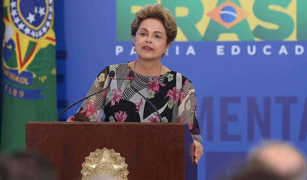 Brasília- DF 14-09-2015 Foto Lula Marques/Agência PT Dilma durante Cerimônia de entrega do XXVIII Prêmio Jovem Cientista - Segurança Alimentar e Nutricional (Foto: Aquiles Lins) Brasília- DF 14-09-2015 Foto Lula Marques/Agência PT Dilma durante Cerimônia de entrega do XXVIII Prêmio Jovem Cientista - Segurança Alimentar e Nutricional