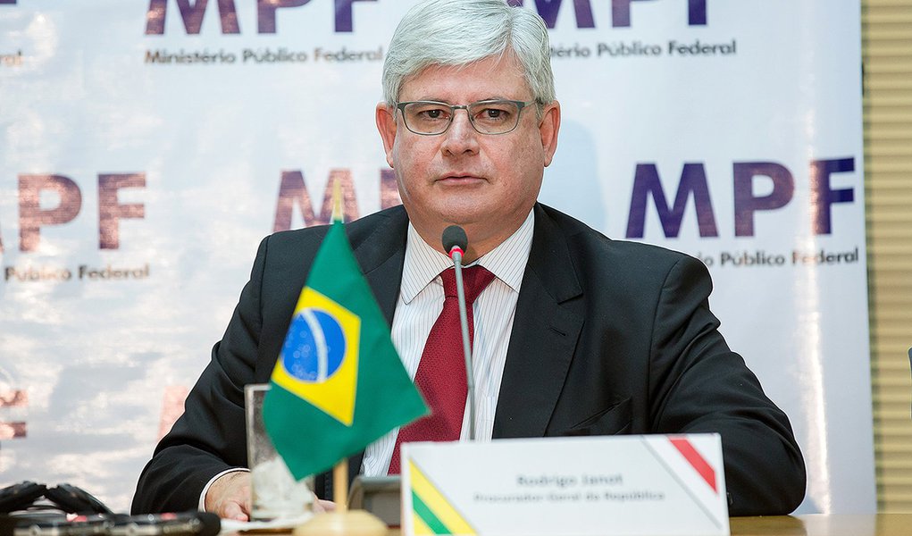 18/03/2015- Brasília- DF, Brasil- Entrevista coletiva do procurador-geral, Rodrigo Janot (dir.) e com o procurador-geral da Suiça, Michael Lauber, sobre as investigações da Operação Lava Jato, em Brasília. (Foto: Aquiles Lins) 18/03/2015- Brasília- DF, Brasil- Entrevista coletiva do procurador-geral, Rodrigo Janot (dir.) e com o procurador-geral da Suiça, Michael Lauber, sobre as investigações da Operação Lava Jato, em Brasília.