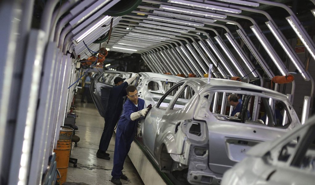 Brazilian workers polish Ford cars on a assembly line at Sao Bernardo do Campo Ford plant, near Sao Paulo August 13, 2013. The pace of vehicle production in Brazil slipped in July to the lowest daily rate in five months as factories, facing sagging consum (Foto: Luis Mauro Queiroz) Brazilian workers polish Ford cars on a assembly line at Sao Bernardo do Campo Ford plant, near Sao Paulo August 13, 2013. The pace of vehicle production in Brazil slipped in July to the lowest daily rate in five months as factories, facing sagging consum