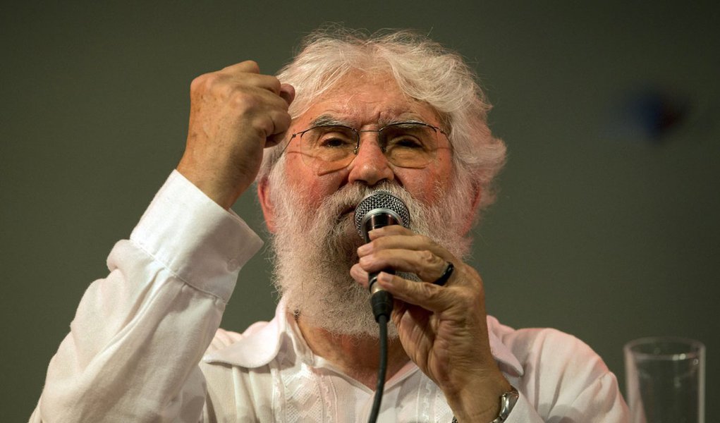 Liberation Theologist Leonardo Boff, of Brazil, speaks at a book fair where he attended the launching of a book by Clelia Luro, the wife of former bishop Jeronimo Podesta, in Buenos Aires, Argentina, Saturday, April 27, 2013. Liberation theologist Leanard (Foto: José Barbacena) Liberation Theologist Leonardo Boff, of Brazil, speaks at a book fair where he attended the launching of a book by Clelia Luro, the wife of former bishop Jeronimo Podesta, in Buenos Aires, Argentina, Saturday, April 27, 2013. Liberation theologist Leanard