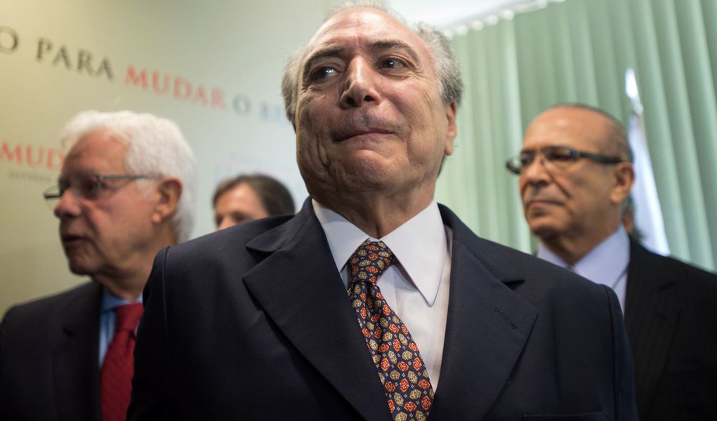 17/03/2015- Brasília- DF, Brasil- O Presidente do Senado, Renan Calheiros e o Vice-Presidente da República, Michel Temer, durante a apresentação das propostas do PMDB para a Reforma Política. Em resposta às manifestações do último domingo, o PMDB encamin (Foto: Paulo Emílio) 17/03/2015- Brasília- DF, Brasil- O Presidente do Senado, Renan Calheiros e o Vice-Presidente da República, Michel Temer, durante a apresentação das propostas do PMDB para a Reforma Política. Em resposta às manifestações do último domingo, o PMDB encamin