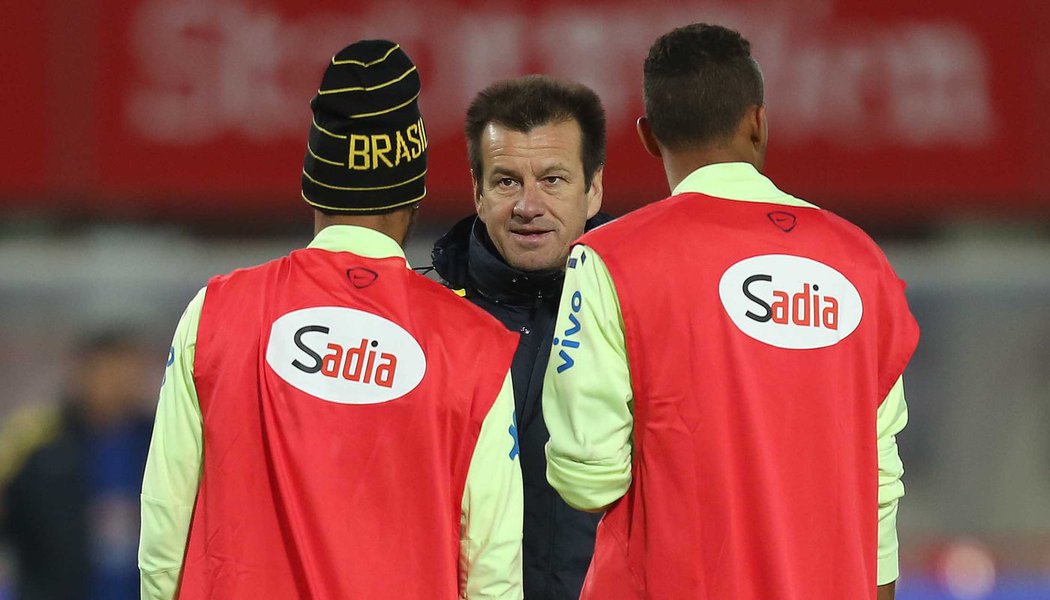 Dunga comanda o treino da Seleção Brasileira de futebol no Estádio Ernst Happel, em Viena (Foto: Luis Mauro Queiroz) Dunga comanda o treino da Seleção Brasileira de futebol no Estádio Ernst Happel, em Viena
