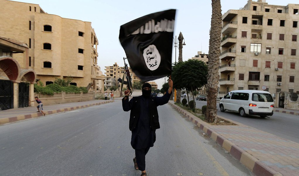Homem com bandeira do Estado Islâmico em Raqqa, Síria. 29/06/2014 REUTERS/Stringer (Foto: Paulo Emílio) Homem com bandeira do Estado Islâmico em Raqqa, Síria. 29/06/2014 REUTERS/Stringer