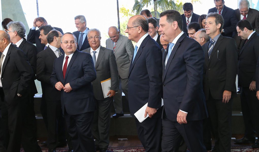 Brasília- DF 30-07-2015 Foto Lula Marques/Agência PT Presidenta Dilma reunida com governadores no palácio da Alvorada. (Foto: Roberta Namour) Brasília- DF 30-07-2015 Foto Lula Marques/Agência PT Presidenta Dilma reunida com governadores no palácio da Alvorada.