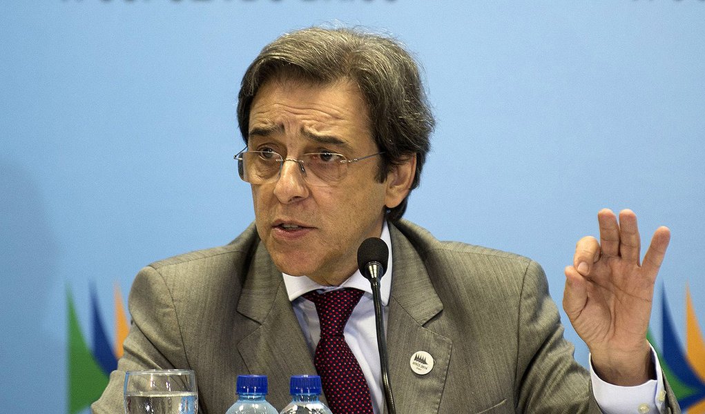 O ministro do Desenvolvimento, Indústria e Comércio Exterior (MDIC), Mauro Borges, concede entrevista na 6ª Cúpula do Brics (Foto: Leonardo Attuch) O ministro do Desenvolvimento, Indústria e Comércio Exterior (MDIC), Mauro Borges, concede entrevista na 6ª Cúpula do Brics