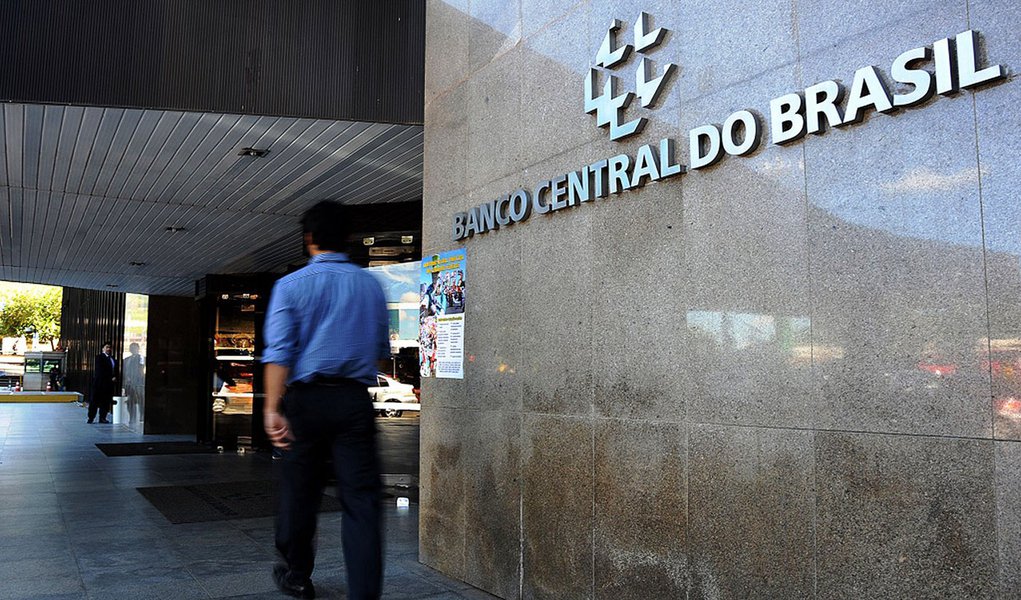 A man arrives at the Brazilian Central Bank building in Brasilia, on May 29, 2012. Brazil's Monetary Policy Committee (COPOM) will decide today the new target interest rate, which traders expect will probably be reduced 0.5% from the current 9%. AFP PHOT (Foto: Paulo Emílio) A man arrives at the Brazilian Central Bank building in Brasilia, on May 29, 2012. Brazil's Monetary Policy Committee (COPOM) will decide today the new target interest rate, which traders expect will probably be reduced 0.5% from the current 9%. AFP PHOT