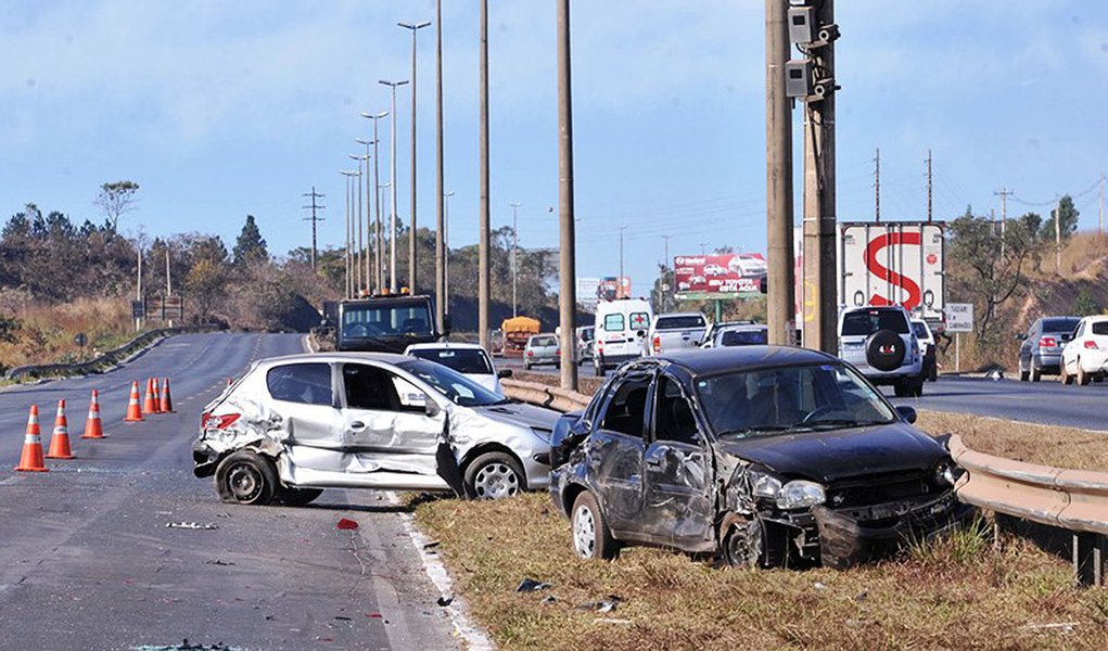 Brasília - Acidente envolvendo seis carros na BR 020, sem vítimas fatais (Foto: Leonardo Lucena) Brasília - Acidente envolvendo seis carros na BR 020, sem vítimas fatais