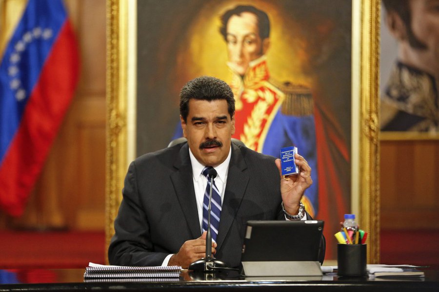 Presidente da Venezuela, Nicolás Maduro, exibe cópia da Constituição durante entrevista coletiva no Palácio Miraflores, em Caracas, na Venezuela, no fim de dezembro. 30/12/2014 REUTERS/Carlos Garcia Rawlins (Foto: Leonardo Attuch) Presidente da Venezuela, Nicolás Maduro, exibe cópia da Constituição durante entrevista coletiva no Palácio Miraflores, em Caracas, na Venezuela, no fim de dezembro. 30/12/2014 REUTERS/Carlos Garcia Rawlins