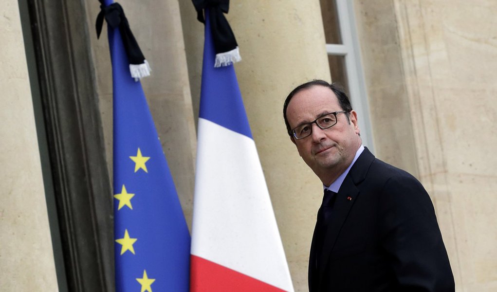 Presidente francês, François Hollande, chega ao Palácio do Eliseu após visitar centro de crise do Ministério do Interior em Paris. 09/01/2015 REUTERS/Philippe Wojazer (Foto: Leonardo Attuch) Presidente francês, François Hollande, chega ao Palácio do Eliseu após visitar centro de crise do Ministério do Interior em Paris. 09/01/2015 REUTERS/Philippe Wojazer