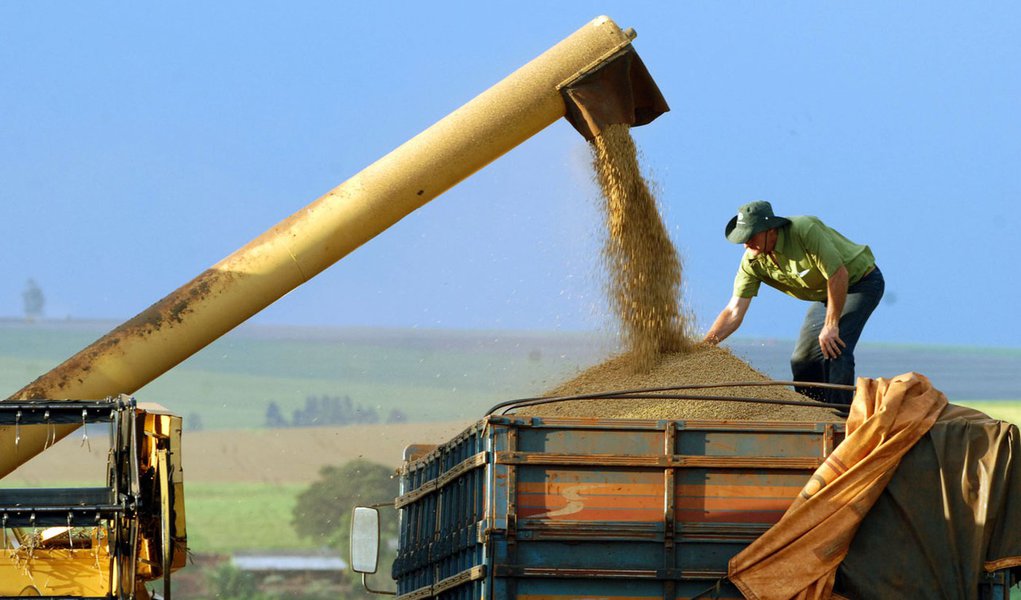 A colheita da safra de grãos de verão 2012/13 no Paraná entrou em ritmo acelerado e revela lavouras com alta produtividade. A pesquisa mensal do Departamento de Economia Rural (Deral) da Secretaria da Agricultura e do Abastecimento (Seab), referente ao mê (Foto: Aquiles Lins) A colheita da safra de grãos de verão 2012/13 no Paraná entrou em ritmo acelerado e revela lavouras com alta produtividade. A pesquisa mensal do Departamento de Economia Rural (Deral) da Secretaria da Agricultura e do Abastecimento (Seab), referente ao mê