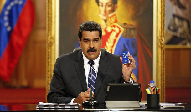 Presidente da Venezuela, Nicolás Maduro, exibe cópia da Constituição durante entrevista coletiva no Palácio Miraflores, em Caracas, na Venezuela, no fim de dezembro. 30/12/2014 REUTERS/Carlos Garcia Rawlins (Foto: Lindbergh Farias) Presidente da Venezuela, Nicolás Maduro, exibe cópia da Constituição durante entrevista coletiva no Palácio Miraflores, em Caracas, na Venezuela, no fim de dezembro. 30/12/2014 REUTERS/Carlos Garcia Rawlins