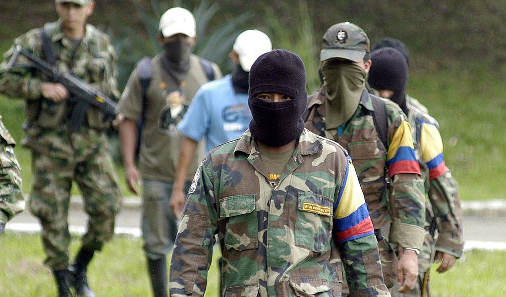 BOG07. CALI (COLOMBIA), 23/06/08.- Siete integrantes del trigésimo frente de la guerrilla de las Fuerzas Armadas Revolucionarias de Colombia (FARC), entre los que se encontraban dos menores de edad, se entregaron hoy, 23 de junio de 2008, a las tropas del (Foto: Leonardo Attuch) BOG07. CALI (COLOMBIA), 23/06/08.- Siete integrantes del trigésimo frente de la guerrilla de las Fuerzas Armadas Revolucionarias de Colombia (FARC), entre los que se encontraban dos menores de edad, se entregaron hoy, 23 de junio de 2008, a las tropas del
