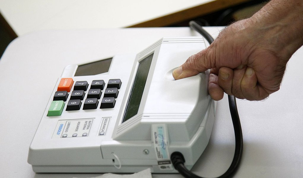 Eleições 2014 - Voto em trânsito no IESB, Asa Sul, Brasília. Foto: Marri Nogueira/ Agência Senado (Foto: Leonardo Lucena) Eleições 2014 - Voto em trânsito no IESB, Asa Sul, Brasília. Foto: Marri Nogueira/ Agência Senado
