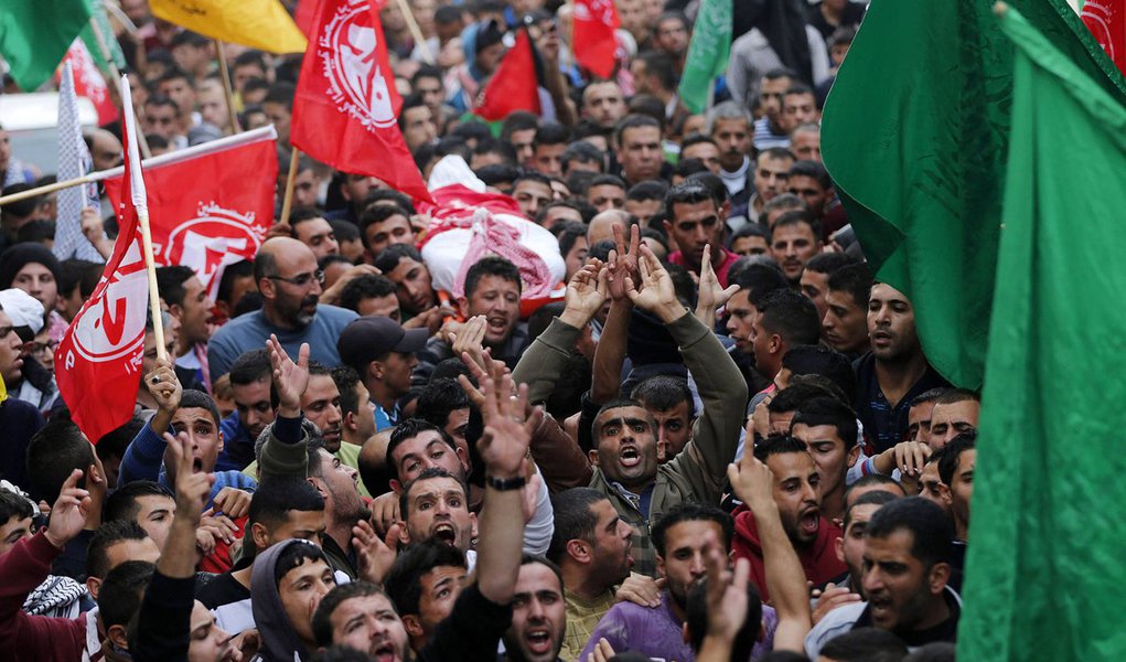 Funeral do palestino de 21 anos que, segundo médicos, foi morto por tropas israelenses durante confrontos, no campo de refugiados Arroub, em Hebron, na Cisjordânia, nesta terça-feira. 11/11/2014 REUTERS/Ammar Awad (Foto: Leonardo Attuch) Funeral do palestino de 21 anos que, segundo médicos, foi morto por tropas israelenses durante confrontos, no campo de refugiados Arroub, em Hebron, na Cisjordânia, nesta terça-feira. 11/11/2014 REUTERS/Ammar Awad