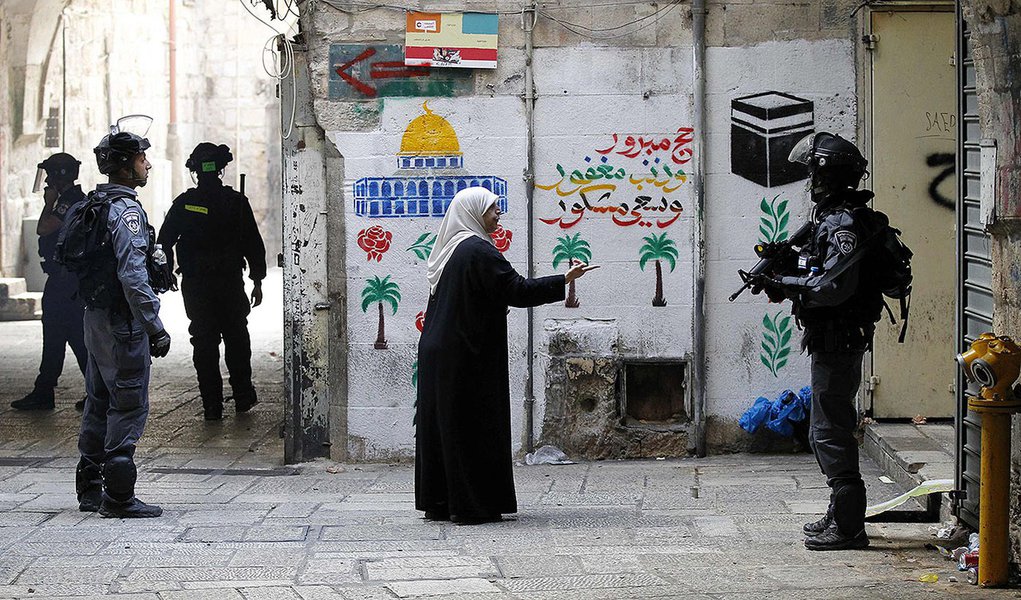 Palestina fala com policial israelense na Cidade Velha de Jerusalém. 30/10/2014 REUTERS/Finbarr O'Reilly (Foto: Paulo Emílio) Palestina fala com policial israelense na Cidade Velha de Jerusalém. 30/10/2014 REUTERS/Finbarr O'Reilly