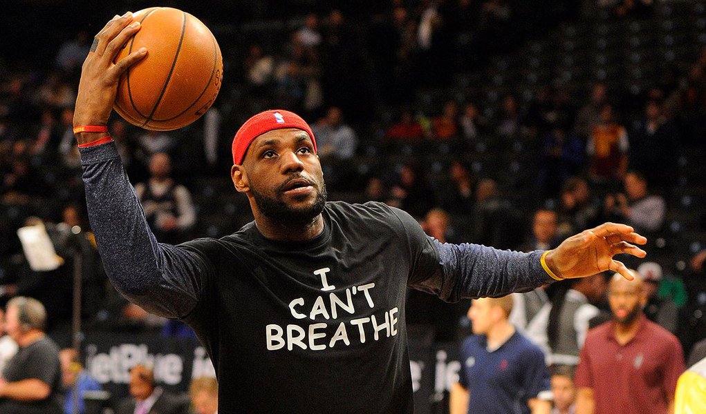LeBron James em aquecimento de partida do Cleveland Cavaliers contra o Brooklyn Nets, em Nova York. 08/12/2014 REUTERS/Robert Deutsch-USA TODAY Sports (Foto: Robert Deutsch) LeBron James em aquecimento de partida do Cleveland Cavaliers contra o Brooklyn Nets, em Nova York. 08/12/2014 REUTERS/Robert Deutsch-USA TODAY Sports
