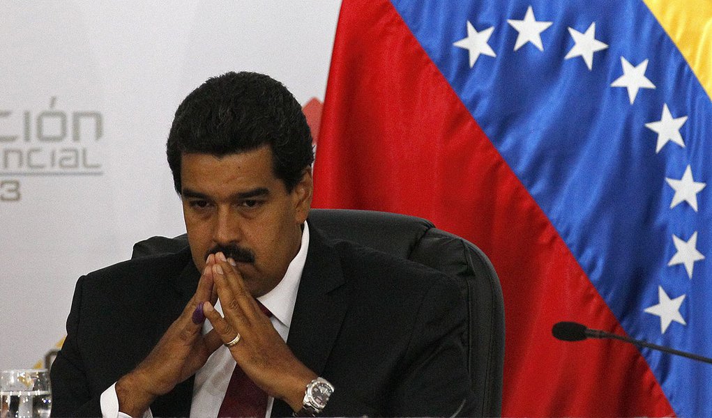 Venezuela's interim President Nicolas Maduro sits as he waits for the official ceremony at the Electoral Council to certify his victory on Sunday's presidential election in Caracas, Venezuela, Monday, April 15, 2013. Venezuela's government-friendly electo (Foto: Paulo Emílio) Venezuela's interim President Nicolas Maduro sits as he waits for the official ceremony at the Electoral Council to certify his victory on Sunday's presidential election in Caracas, Venezuela, Monday, April 15, 2013. Venezuela's government-friendly electo