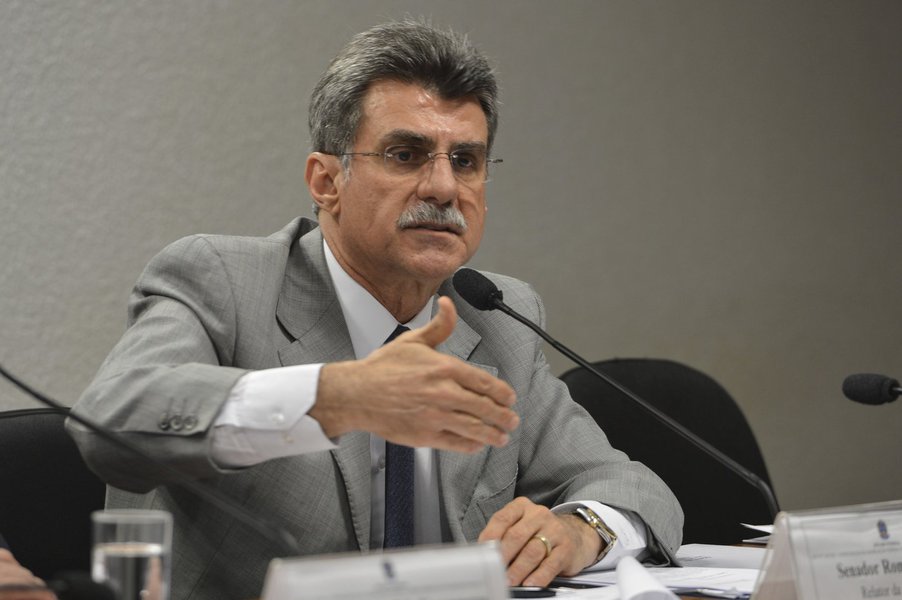 Reuni�o da Comiss�o Mista de Consolida��o da Legisla��o Federal para apresenta��o do texto do projeto de lei complementar que regulamentar� a emenda constitucional do trabalho dom�stico (EC 72/2013) (Foto: Romulo Faro) Reuni�o da Comiss�o Mista de Consolida��o da Legisla��o Federal para apresenta��o do texto do projeto de lei complementar que regulamentar� a emenda constitucional do trabalho dom�stico (EC 72/2013)
