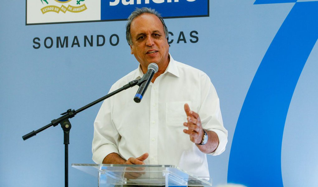 Rio de Janeiro; 19-11-2014; Governador luiz Fernando Pezão na Cerimônia de Entrega de Outorga a Pesquisadores contemplados no edital da FAPERJ: Pensa Rio – Apoio ao Estudo de Temas Relevantes e Estratégicos para o Estado do Rio de Janeiro. fotógrafo:Bruno (Foto: Leonardo Lucena) Rio de Janeiro; 19-11-2014; Governador luiz Fernando Pezão na Cerimônia de Entrega de Outorga a Pesquisadores contemplados no edital da FAPERJ: Pensa Rio – Apoio ao Estudo de Temas Relevantes e Estratégicos para o Estado do Rio de Janeiro. fotógrafo:Bruno