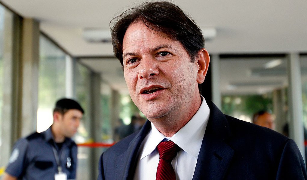 BRASILIA, DF, 29.01.2014 CID GOMES EDUCACAO O governador do Ceara, Cid Gomes chega para reuniao com o ministro da Educacao, Aloizio Mercadante, no Ministerio da Educacao, em Bras (Foto: Leonardo Attuch) BRASILIA, DF, 29.01.2014 CID GOMES EDUCACAO O governador do Ceara, Cid Gomes chega para reuniao com o ministro da Educacao, Aloizio Mercadante, no Ministerio da Educacao, em Bras