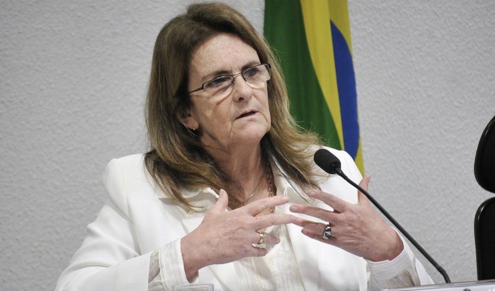 A presidente da Petrobras, Graça Foster, presta depoimento à CPI da Petrobras. É a segunda vez que a principal executiva da estatal explica aos senadores denúncias de irregularidades na empresa, como as relativas à compra da refinaria de Pasadena, nos EUA (Foto: Gisele Federicce) A presidente da Petrobras, Graça Foster, presta depoimento à CPI da Petrobras. É a segunda vez que a principal executiva da estatal explica aos senadores denúncias de irregularidades na empresa, como as relativas à compra da refinaria de Pasadena, nos EUA