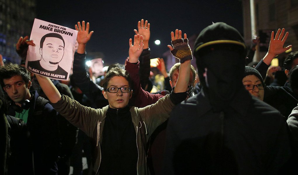 Manifestantes levantam as mãos durante protesto em solidariedade ao caso de Ferguson, em Oakland, na Califórnia, Estados Unidos, na terça-feira. 25/11/2014 REUTERS/Stephen Lam (Foto: Leonardo Attuch) Manifestantes levantam as mãos durante protesto em solidariedade ao caso de Ferguson, em Oakland, na Califórnia, Estados Unidos, na terça-feira. 25/11/2014 REUTERS/Stephen Lam
