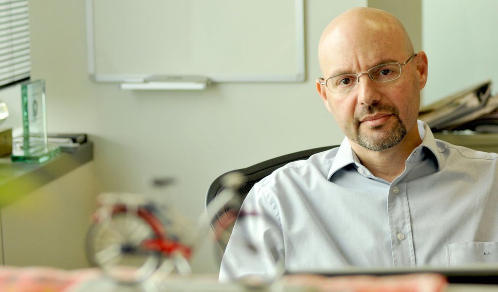 SAO PAULO, SP, BRASIL - 08-12-2010, 11h00: Retrato de Alexandre Schwartsman, economista-chefe do Banco Santander. (Foto Karime Xavier/Folhapress, MERCADO) ***EXCLUSIVO*** (Foto: Roberta Namour) SAO PAULO, SP, BRASIL - 08-12-2010, 11h00: Retrato de Alexandre Schwartsman, economista-chefe do Banco Santander. (Foto Karime Xavier/Folhapress, MERCADO) ***EXCLUSIVO***
