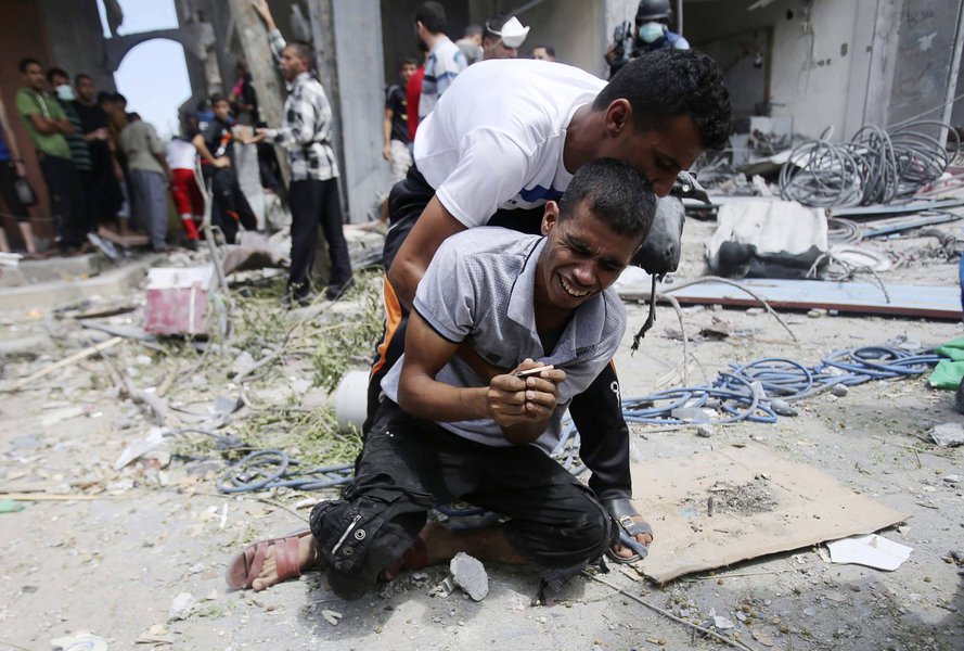 Palestino se desespera depois que corpo da mãe foi encontrado nos escombros de casa que, segundo testemunhas, foi derrubada por ataque de Israel na Faixa de Gaza. 04/08/2014 REUTERS/Ibraheem Abu Mustafa (Foto: Reinaldo) Palestino se desespera depois que corpo da mãe foi encontrado nos escombros de casa que, segundo testemunhas, foi derrubada por ataque de Israel na Faixa de Gaza. 04/08/2014 REUTERS/Ibraheem Abu Mustafa