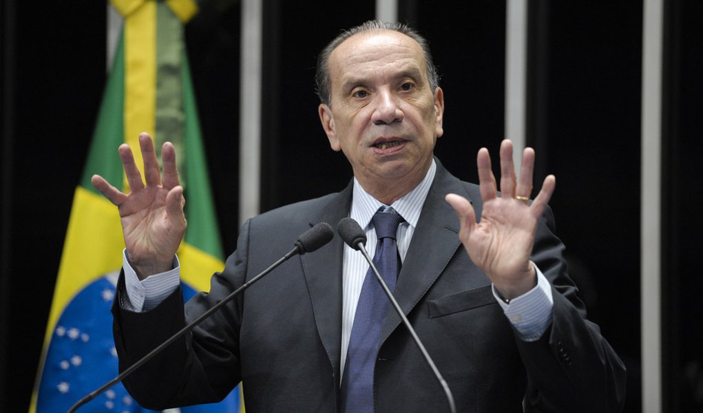 Senador Aloysio Nunes (PSDB-SP) critica a presidente da República, Dilma Rousseff, por ter recebido líderes do MST, após a manifestação do movimento em Brasília (Foto: Paulo Emílio) Senador Aloysio Nunes (PSDB-SP) critica a presidente da República, Dilma Rousseff, por ter recebido líderes do MST, após a manifestação do movimento em Brasília
