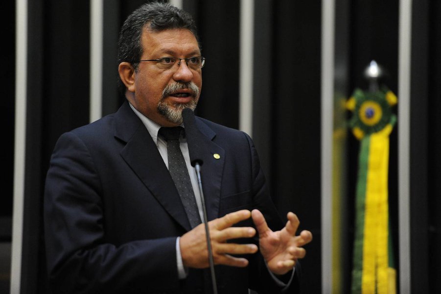 Dep. Afonso Florence no plenário (Foto: Aquiles Lins) Dep. Afonso Florence no plenário
