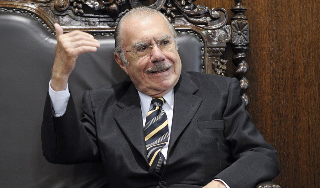 Presidente do Senado, Senador José Sarney ( PMDB-AP) recebe participantes da Sessão especial destinada a comemorar o sexagésimo aniversário de fundação do jornal O Dia.
(Foto: Giuliana Miranda) Presidente do Senado, Senador José Sarney ( PMDB-AP) recebe participantes da Sessão especial destinada a comemorar o sexagésimo aniversário de fundação do jornal O Dia.