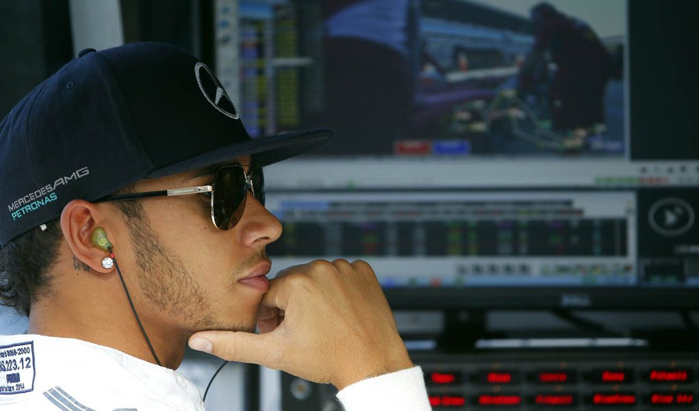 Piloto da Mercedes Lewis Hamilton no pit do circuito de Sochi, durante treino livre para o GP da Rússia. 10/10/2014 REUTERS/Laszlo Balogh (Foto: Leonardo Attuch) Piloto da Mercedes Lewis Hamilton no pit do circuito de Sochi, durante treino livre para o GP da Rússia. 10/10/2014 REUTERS/Laszlo Balogh