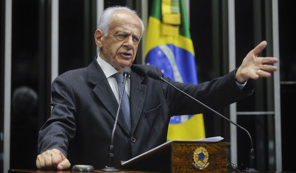 Plenário do Senado Federal durante sessão não deliberativa.
Em discurso, senador Pedro Simon (PMDB-RS).
(Foto: Leonardo Lucena) Plenário do Senado Federal durante sessão não deliberativa.
Em discurso, senador Pedro Simon (PMDB-RS).