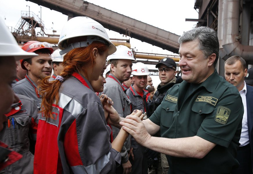 Presidente da Ucrânia, Petro Poroshenko, cumprimenta trabalhadores em visita a Mariupol. 08/09/2014 REUTERS/Vasily Fedosenko (Foto: Gisele Federicce) Presidente da Ucrânia, Petro Poroshenko, cumprimenta trabalhadores em visita a Mariupol. 08/09/2014 REUTERS/Vasily Fedosenko