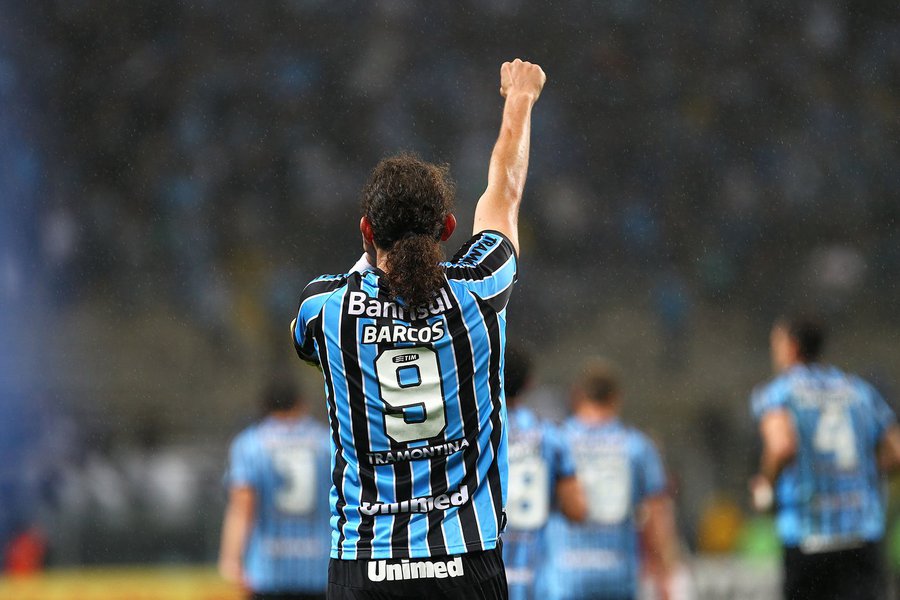 RS - FUTEBOL/CAMPEONATO BRASILEIRO 2014/GREMIO X ATLETICO-PR - ESPORTES - Barcos, jogador do Gremio, disputa a bola com jogador do Atletico-PR, durante partida valida pelo Campeonato Brasileiro 2014, disputada na noite desta quarta-feira, na Arena. FOTO: (Foto: Luis Mauro Queiroz) RS - FUTEBOL/CAMPEONATO BRASILEIRO 2014/GREMIO X ATLETICO-PR - ESPORTES - Barcos, jogador do Gremio, disputa a bola com jogador do Atletico-PR, durante partida valida pelo Campeonato Brasileiro 2014, disputada na noite desta quarta-feira, na Arena. FOTO: