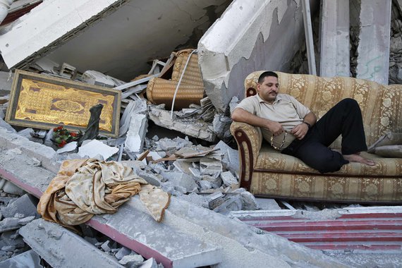 Palestino em meio às ruínas de casas destruídas na Cidade de Gaza. 06/08/2014 REUTERS/Finbarr O'Reilly (Foto: Gisele Federicce) Palestino em meio às ruínas de casas destruídas na Cidade de Gaza. 06/08/2014 REUTERS/Finbarr O'Reilly