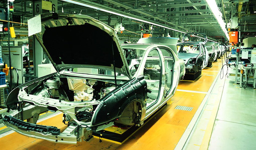 unfinished automobiles in a car plant (Foto: Gisele Federicce) unfinished automobiles in a car plant