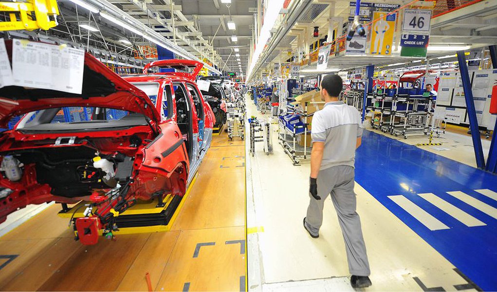 An employee passes Fiat 500L automobiles on the production line at the Fiat Automobili Srbija plant in Kragujevac, Serbia, on Wednesday, March 20, 2013. Fiat Automobili Srbija, a joint venture between the government and Italian carmaker Fiat, is Serbia's (Foto: Gisele Federicce) An employee passes Fiat 500L automobiles on the production line at the Fiat Automobili Srbija plant in Kragujevac, Serbia, on Wednesday, March 20, 2013. Fiat Automobili Srbija, a joint venture between the government and Italian carmaker Fiat, is Serbia's