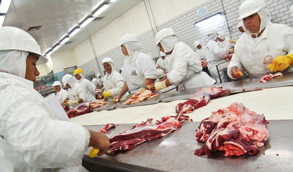 Brasil, Promissão, SP, 09/03/2006 – Foto: Alf Ribeiro – Linha de produção e corte de carne do Frigorífico Marfrig, em Promissão, SP (Foto: Guilherme Coutinho) Brasil, Promissão, SP, 09/03/2006 – Foto: Alf Ribeiro – Linha de produção e corte de carne do Frigorífico Marfrig, em Promissão, SP