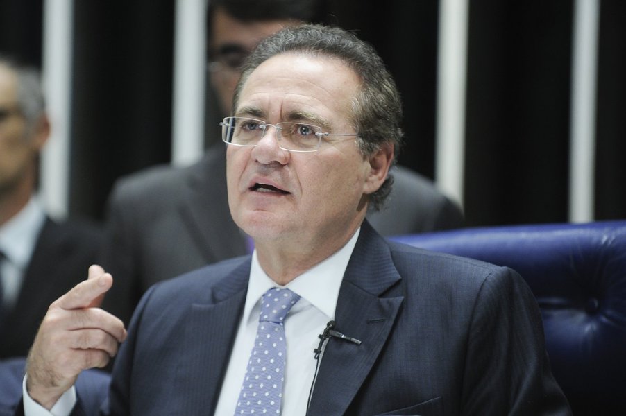Presidente do Senado Federal, Renan Calheiros (PMDB-AL), durante promulgação da Emenda Constitucional 82, que disciplina a segurança viária no âmbito dos Estados, do DF e dos Municípios (Foto: Aquiles Lins) Presidente do Senado Federal, Renan Calheiros (PMDB-AL), durante promulgação da Emenda Constitucional 82, que disciplina a segurança viária no âmbito dos Estados, do DF e dos Municípios