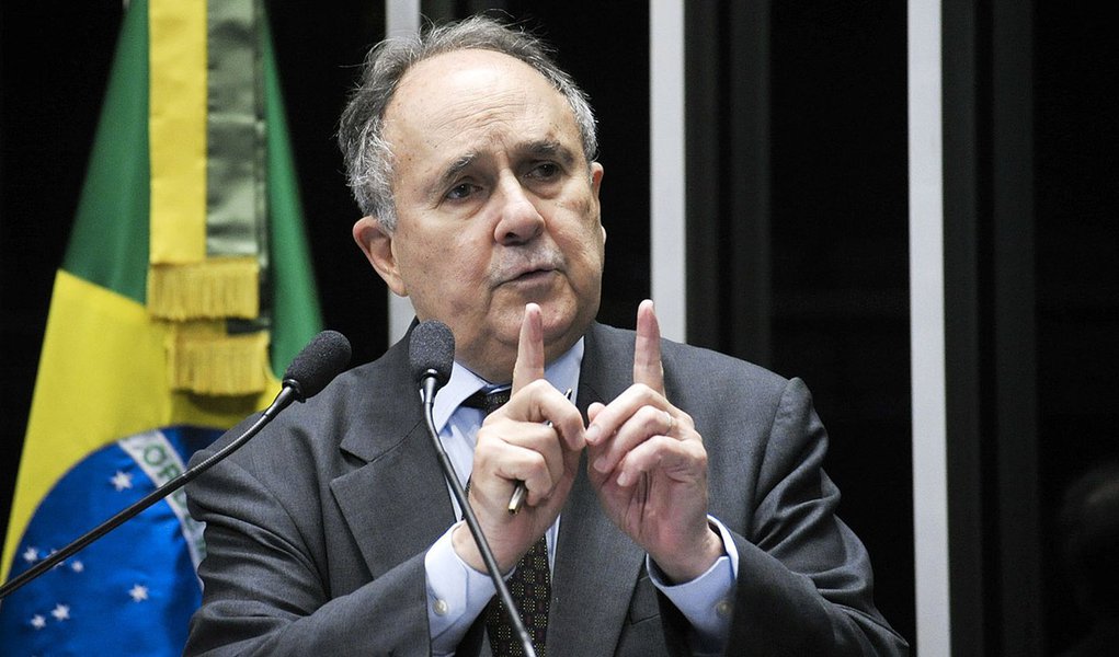 Senador Cristovam Buarque (PDT-DF) compara a atitude de políticos e do governo em relação a problemas nas áreas de educação, energia, transporte e saneamento básico a de um avestruz, que, segundo o imaginário popular, esconde a cabeça em um buraco quando (Foto: Leonardo Lucena) Senador Cristovam Buarque (PDT-DF) compara a atitude de políticos e do governo em relação a problemas nas áreas de educação, energia, transporte e saneamento básico a de um avestruz, que, segundo o imaginário popular, esconde a cabeça em um buraco quando
