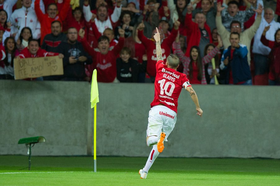 Porto Alegre-RS, 10.05.2014; Campeonato Brasileiro 2014; Internacional X Atlético-PR; XXXX do Internacional disputa lance com XXXX do Atlético-PR em partida válida pelo Campeonato Brasileiro 2014, no Estádio Beira Rio, em Porto Alegre. FOTO: Vinícius Co (Foto: Luis Mauro Queiroz) Porto Alegre-RS, 10.05.2014; Campeonato Brasileiro 2014; Internacional X Atlético-PR; XXXX do Internacional disputa lance com XXXX do Atlético-PR em partida válida pelo Campeonato Brasileiro 2014, no Estádio Beira Rio, em Porto Alegre. FOTO: Vinícius Co