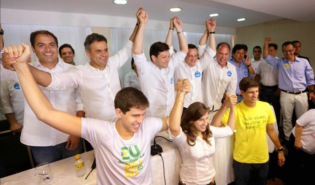 O candidato à Presidência da República pela Coligação Muda Brasil, Aécio Neves, recebeu o apoio formal do PSB de Pernambuco, neste sábado (11/10), em Recife (PE), durante encontro com movimentos sociais. Participaram do encontro o governador de Pernambuco (Foto: Voney Malta) O candidato à Presidência da República pela Coligação Muda Brasil, Aécio Neves, recebeu o apoio formal do PSB de Pernambuco, neste sábado (11/10), em Recife (PE), durante encontro com movimentos sociais. Participaram do encontro o governador de Pernambuco