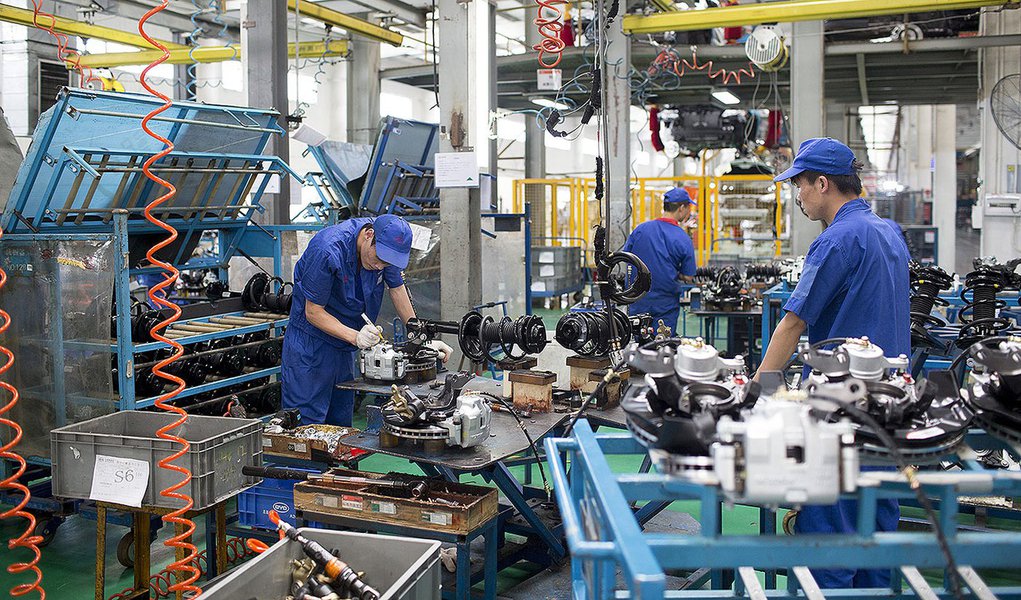 Employees assemble brake pads for BYD Co. S6 sport-utility vehicles (SUV) at the company's assembly plant in the Pingshan district of Shenzhen, China, on Tuesday, Aug. 5, 2014. Net debt for BYD Co., the electric automaker partially owned by Warren Buffett (Foto: Leonardo Attuch) Employees assemble brake pads for BYD Co. S6 sport-utility vehicles (SUV) at the company's assembly plant in the Pingshan district of Shenzhen, China, on Tuesday, Aug. 5, 2014. Net debt for BYD Co., the electric automaker partially owned by Warren Buffett