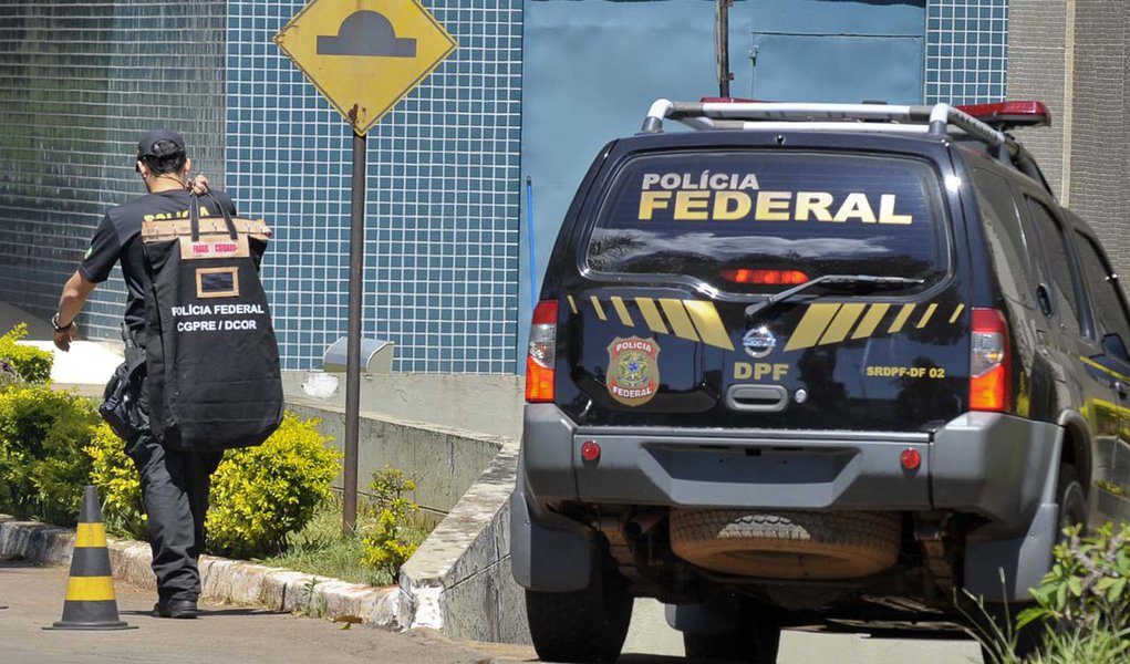 Brasília - A Polícia Federal (PF) prendeu, na manhã de hoje (29), pelo menos 20 pessoas, durante a Operação Monte Carlo, que desmontou uma quadrilha que explorava máquinas caça-níqueis e pagava propina para agentes públicos de segurança. Entre os presos e (Foto: Paulo Emílio) Brasília - A Polícia Federal (PF) prendeu, na manhã de hoje (29), pelo menos 20 pessoas, durante a Operação Monte Carlo, que desmontou uma quadrilha que explorava máquinas caça-níqueis e pagava propina para agentes públicos de segurança. Entre os presos e