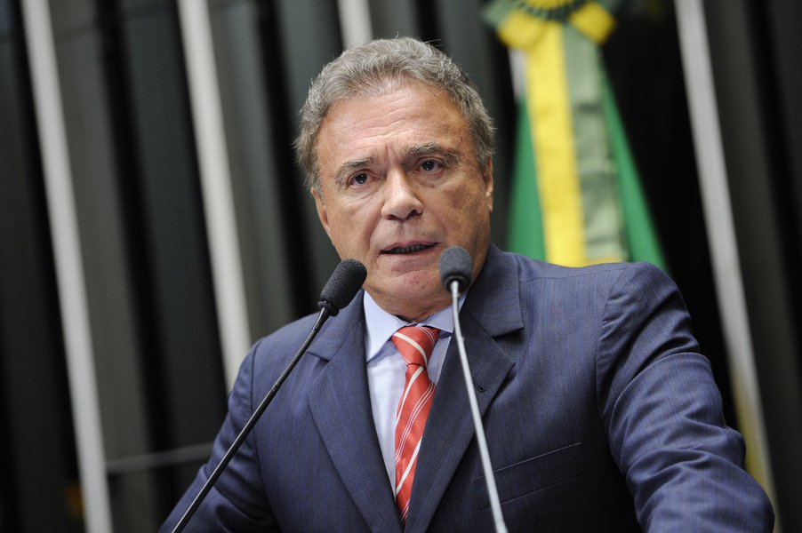 Senador Alvaro Dias (PSDB-PR) afirma que parlamentares do PT contam com a falta de memória do povo quando afirmam que o partido salvou o Plano Real (Foto: Charles Nisz) Senador Alvaro Dias (PSDB-PR) afirma que parlamentares do PT contam com a falta de memória do povo quando afirmam que o partido salvou o Plano Real