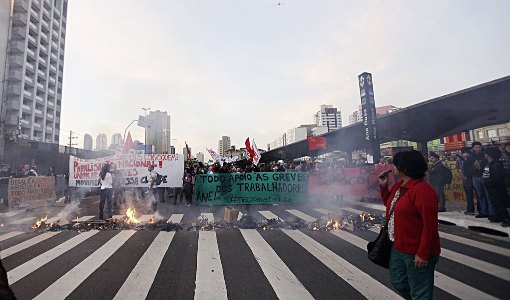 São Paulo- SP, 09/06/2014- Metroviários e Movimento Passe Livre realizam protesto no terminal Ana Rosa, e fecham parcialmente a avenida Vergueiro, na zona sul da cidade. Foto: Oswaldo Corneti/ Fotos Públicas. (Foto: Roberta Namour) São Paulo- SP, 09/06/2014- Metroviários e Movimento Passe Livre realizam protesto no terminal Ana Rosa, e fecham parcialmente a avenida Vergueiro, na zona sul da cidade. Foto: Oswaldo Corneti/ Fotos Públicas.