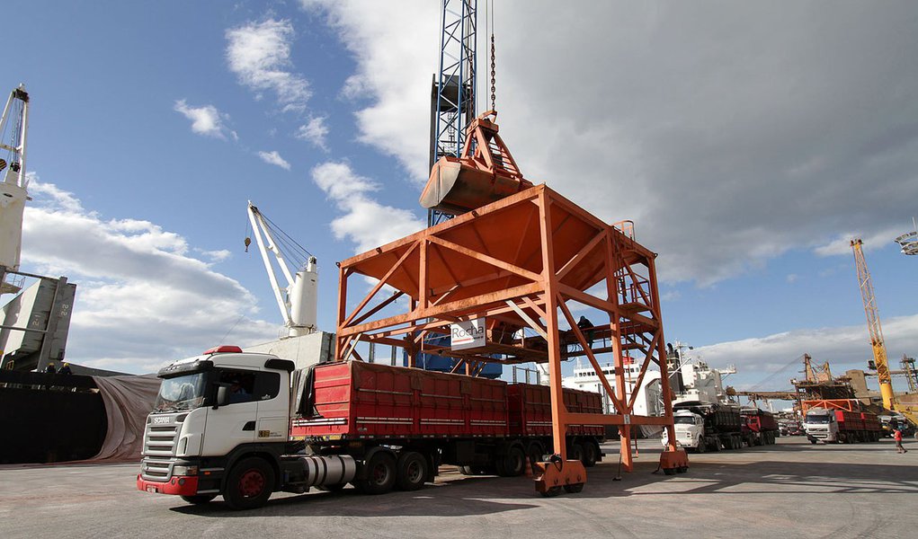 Entre os destaques está a exportação de soja, que já é 157% superior aos três primeiros meses de 2013, totalizando 2,7 milhões de toneladas exportadas. A exportação de farelo de soja apresentou alta de 8%, totalizando 883,7 mil toneladas. Foto: Arquivo/ A (Foto: Leonardo Lucena) Entre os destaques está a exportação de soja, que já é 157% superior aos três primeiros meses de 2013, totalizando 2,7 milhões de toneladas exportadas. A exportação de farelo de soja apresentou alta de 8%, totalizando 883,7 mil toneladas. Foto: Arquivo/ A