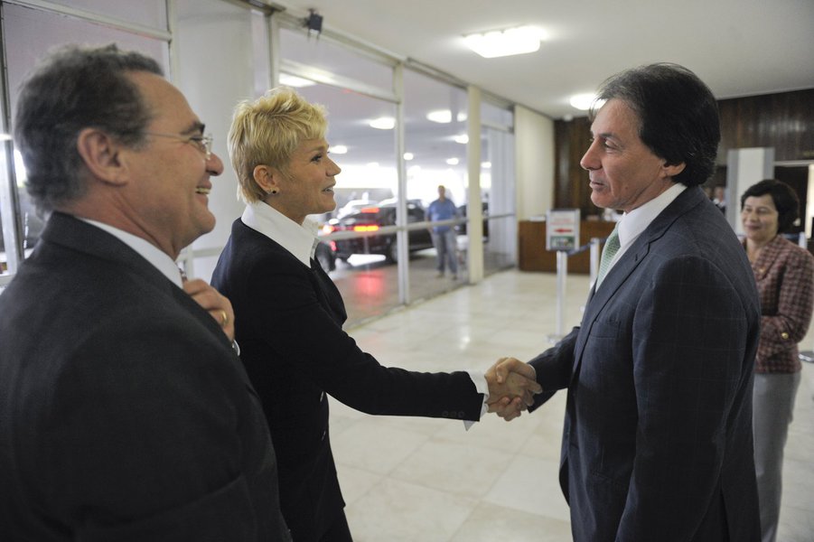 Acompanhada do presidente do Senado Renan Calheiros (PMDB-AL), a apresentadora Xuxa Meneghel é recebida pelo senador Eunício Oliveira (PMDB-CE). Ela irá acompanhar a votação do projeto conhecido como “Lei da Palmada” (PLC 58/2014), que será examinado no (Foto: Gisele Federicce) Acompanhada do presidente do Senado Renan Calheiros (PMDB-AL), a apresentadora Xuxa Meneghel é recebida pelo senador Eunício Oliveira (PMDB-CE). Ela irá acompanhar a votação do projeto conhecido como “Lei da Palmada” (PLC 58/2014), que será examinado no